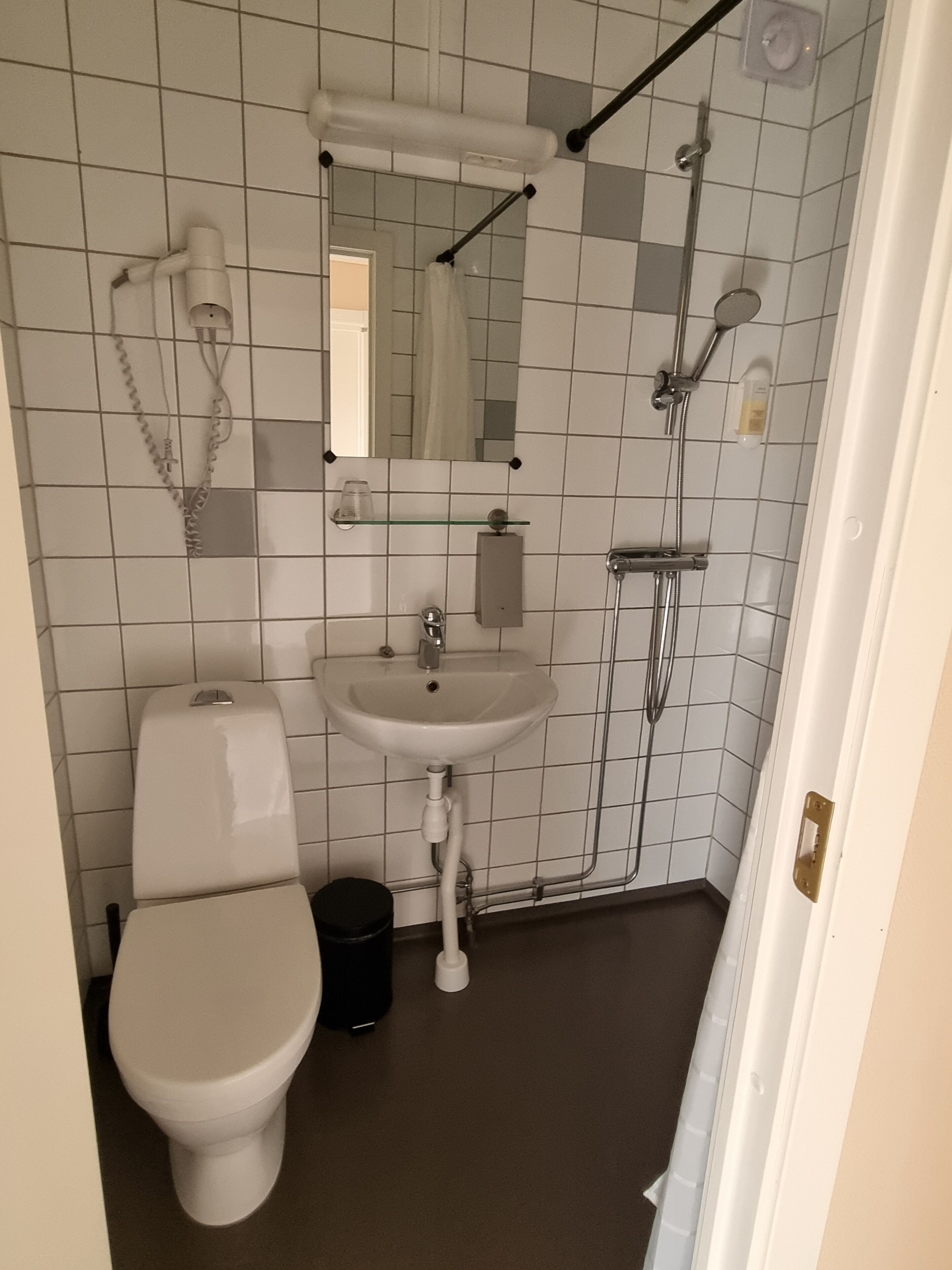 basic room, 1 single bed | bathroom | shower, free toiletries, hair dryer, towels