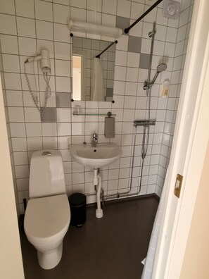 Basic Room, 1 Single Bed | Bathroom