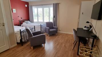 Basic-Zweibettzimmer | Allergikerbettwaren, Schreibtisch, laptopgeeigneter Arbeitsplatz