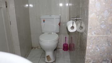 Dobbeltrom – executive | Bad | Kombinert dusj/badekar, dype avslapningsbadekar og håndklær