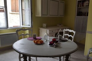 Free daily continental breakfast
