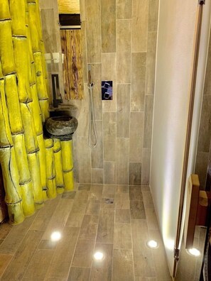 Apartament, 2 llits dobles, no fumadors | Bany | Dutxa, articles de tocador gratuïts, assecador de cabells i tovalloles 