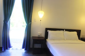 Minibar, meja kerja, kedap suara, dan setrika/meja setrika