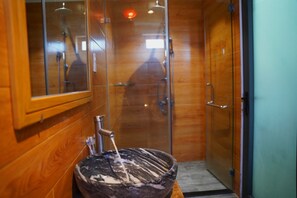 Deep-soaking bathtub, free toiletries, hair dryer, slippers - Hoang Y Homestay (Da Nang)
