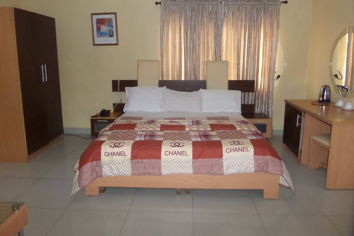 Executive Room | Desk, free WiFi, bed sheets