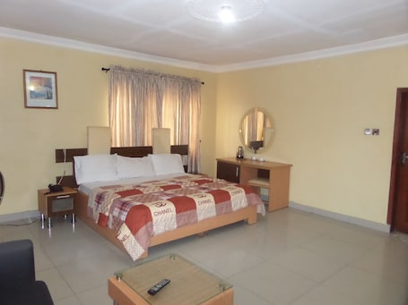 Executive Room | Desk, free WiFi, bed sheets. Megsplace Inn