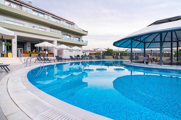 Outdoor pool, pool umbrellas, sun loungers