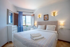 2 chambres, fer et planche à repasser, draps fournis