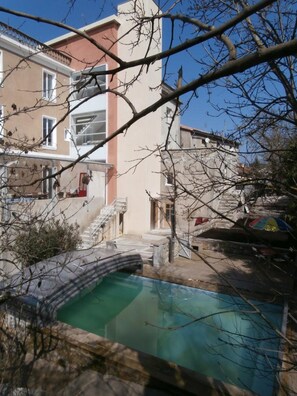 Seasonal outdoor pool, pool loungers