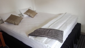 Meja kerja, tirai kedap cahaya, kedap suara, dan Wi-Fi gratis