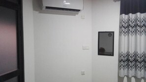 Interior - Mango Roots (Veyangoda)