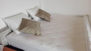Een bureau, verduisterende gordijnen, geluiddichte muren, gratis wifi