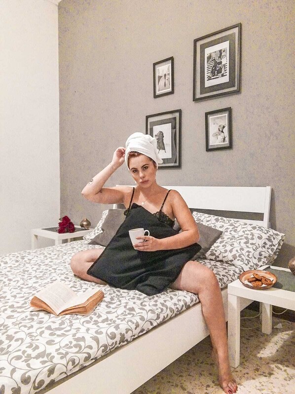 Bureau, fer et planche à repasser, lits pliants/supplémentaires