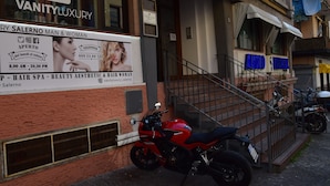 Un edificio con un letrero que dice 'VANITY LUXURY' y 'AUDIO MEDICAL'.