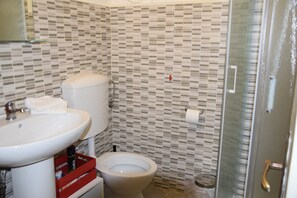 Douche, douche à « effet pluie », articles de toilette gratuits