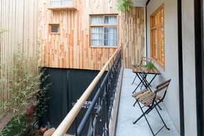 Tweepersoonskamer | Een bureau, verduisterende gordijnen, een strijkplank/strijkijzer