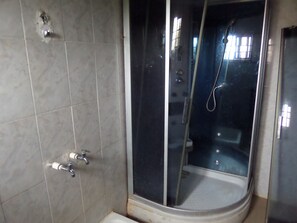 Shower, towels - Keblat Hotel  Suites (Abeokuta)