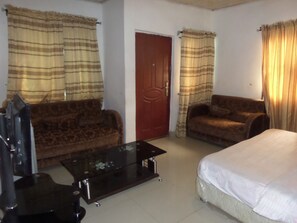 Suite luxueuse, 1 grand lit, non-fumeur | Bureau, accès au Wi-Fi (inclus), literie fournie