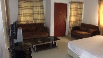 Luxury Suite, 1 Queen Bed, Non Smoking | Desk, free WiFi, bed sheets
