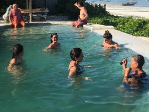 Hồ bơi ngoài trời, ghế dài tắm nắng 