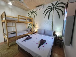 Ropa de cama de alta calidad y caja de seguridad en la habitación 