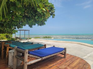 Una piscina al aire libre, sillones reclinables de piscina