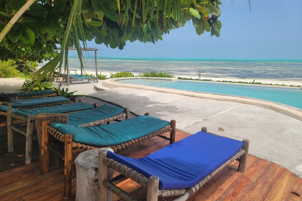 Hồ bơi ngoài trời, ghế dài tắm nắng