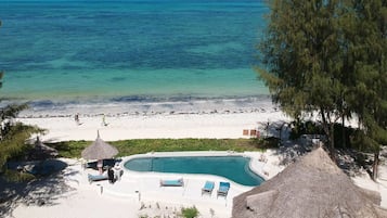 Piscina externa, espreguiçadeiras