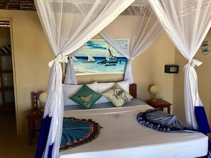 Ropa de cama de alta calidad y caja de seguridad en la habitación 