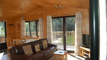 Deluxe Cabin, 2 Bedrooms (Alder Lodge) | Living area | 40-inch flat-screen TV with cable channels, TV, DVD player