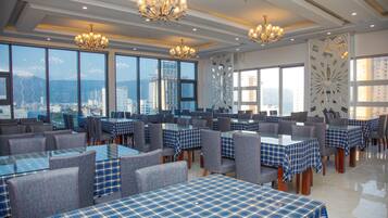 S'hi serveixen esmorzars, dinars i sopars
