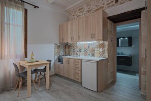 Fridge, oven, coffee/tea maker, electric kettle - Renato Apartment in the heart of Rethymno Old Town (Rethymno)