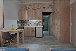 Fridge, oven, coffee/tea maker, electric kettle - Renato Apartment in the heart of Rethymno Old Town (Rethymno)