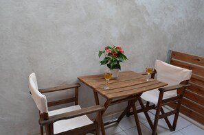 Outdoor dining - Renato Apartment in the heart of Rethymno Old Town (Rethymno)