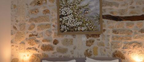 Een strijkplank/strijkijzer, gratis wifi, beddengoed