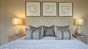 4 bedrooms, iron/ironing board, travel cot, free WiFi - Hawthorn Cottage - sleeps 8 guests  in 4 bedrooms (Northleach)