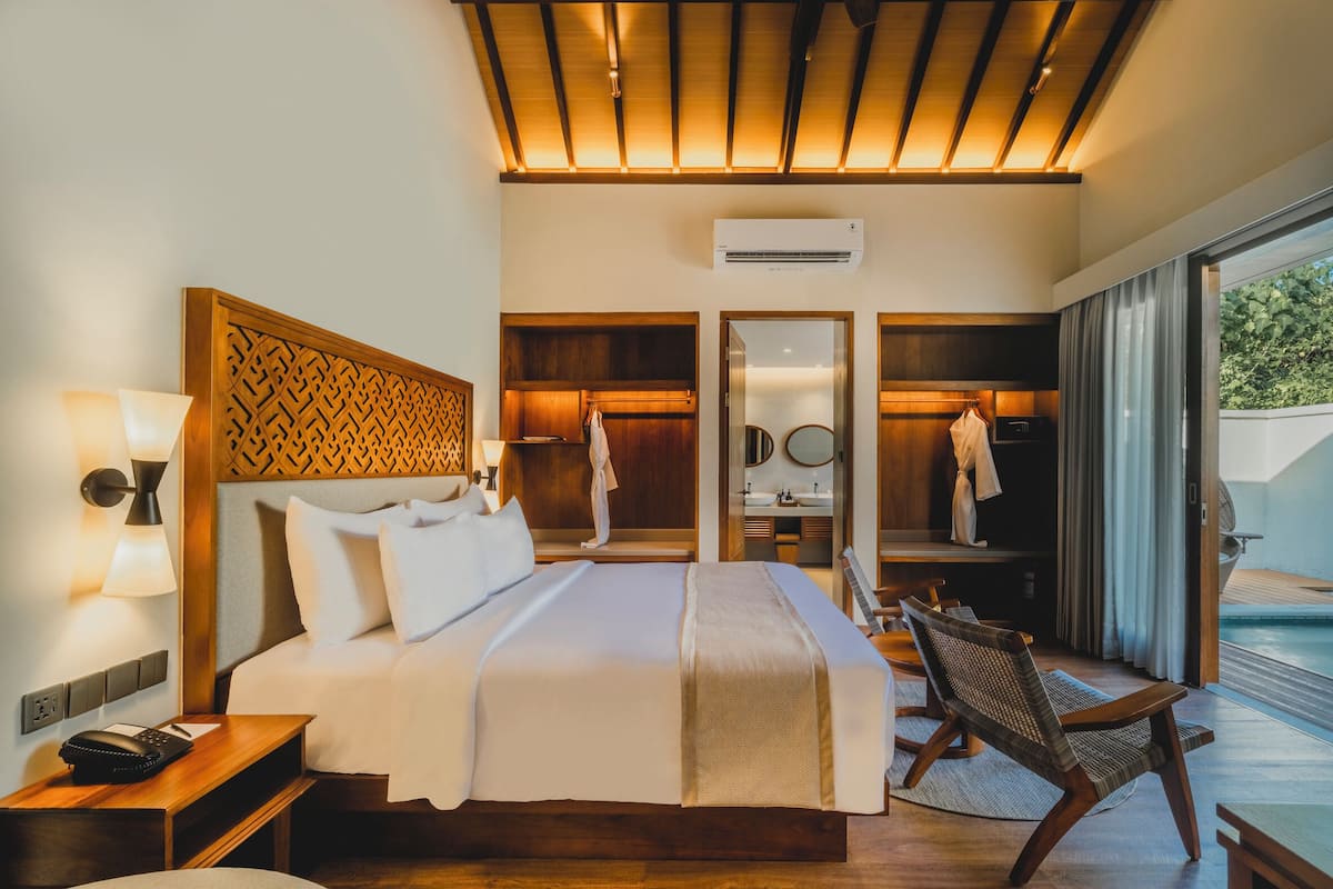 In-room safe, blackout curtains, soundproofing