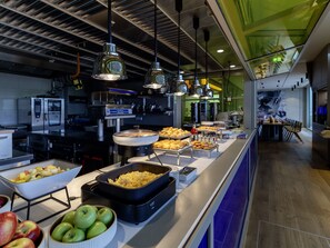 Daily buffet breakfast (EUR 28 per person) - b'mine Duesseldorf (Düsseldorf)