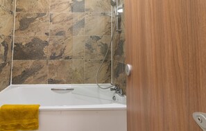 Einzelzimmer, 1 Einzelbett, Gemeinschaftsbad | Badezimmer | Handtücher