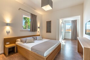 Minibar, escritorio, cortinas blackout y sistema de insonorización 