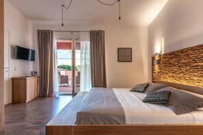 Minibar, escritorio, cortinas blackout y sistema de insonorización 