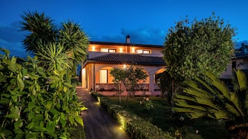 Voorkant accommodatie - avond/nacht