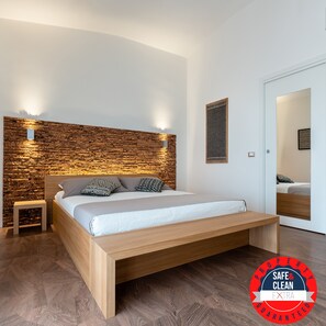 Minibar, escritorio, cortinas blackout y sistema de insonorización 