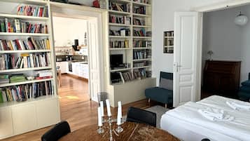 6 bedrooms, desk, iron/ironing board, travel crib