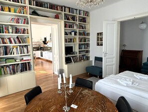 6 soverom, skrivebord, strykejern/-brett og reiseseng for barn