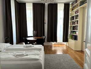 6 Schlafzimmer, Schreibtisch, Bügeleisen/Bügelbrett, Reisekinderbett