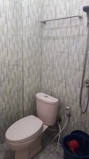 Shower, free toiletries, towels - Wisma Jasmine Syariah (Palembang)
