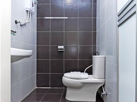 Superior Suite, Multiple Beds, Non Smoking | Bathroom | Shower, free toiletries, bidet, towels