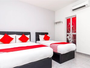 Deluxe driepersoonskamer, Meerdere bedden, niet-roken | Een bureau, een strijkplank/strijkijzer, gratis wifi, beddengoed