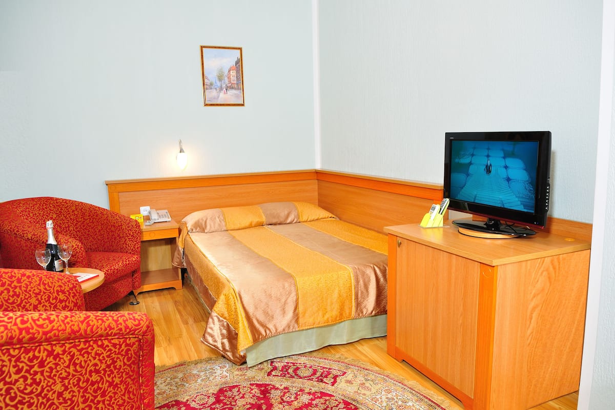 In-room safe, desk, blackout drapes, soundproofing